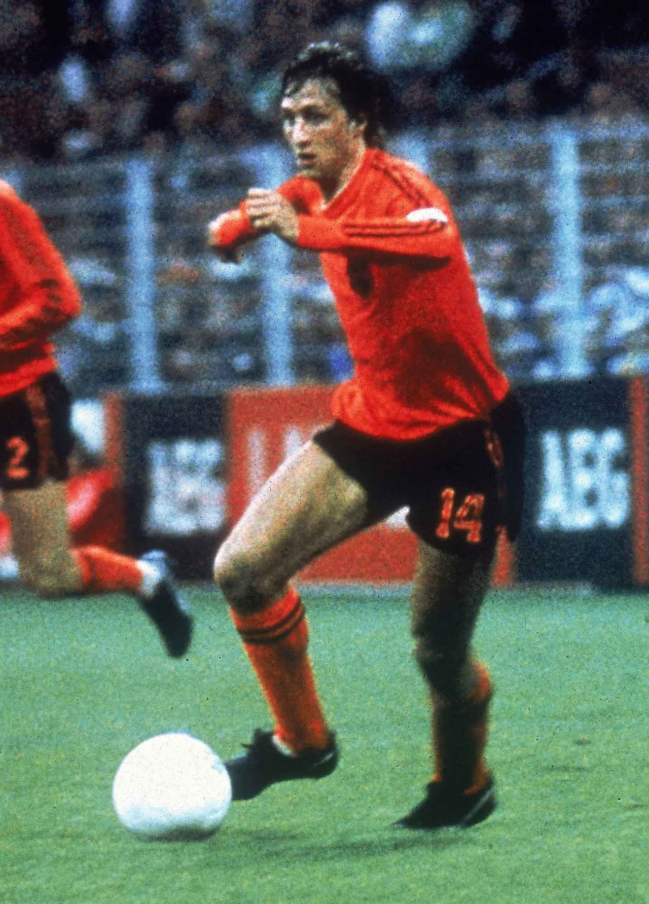Cruyff se convirtió en el líder del Ajax que marcó la pauta en el continente europeo y en el mundo, levantando títulos locales como la Eredivisie, al igual que 3 Copas Europeas (la actual Champions League) en 1971, 1972 y 1973 y la Super Copa de la UEFA y Copa Intercontinental en 1972.