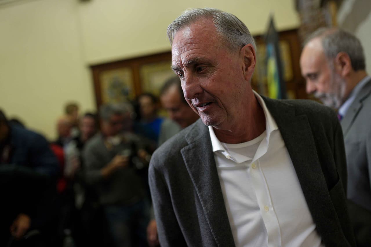 En octubre de 2015, Cruyff fue diagnosticado con cáncer de pulmón, una noticia que sorprendió al mundo del fútbol. El mismo Johan más adelante salió a dar algunas declaraciones en las que se mostraba tranquilo y confiado de que el tratamiento médico que llevaba le ayudaría a salir adelante.