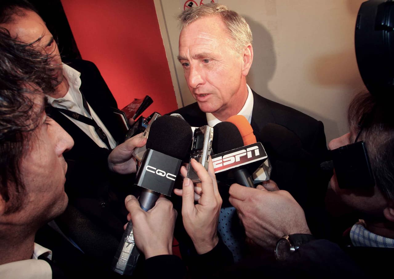 Durante esa etapa con Barcelona, en 1991 Johan también sufrió un infarto, ligado a su alto consumo diario de cigarros, que le obligó a ser operado y ausentarse del banquillo por un tiempo. A causa de lo anterior, se convirtió en un promotor de campañas contra el tabaco.