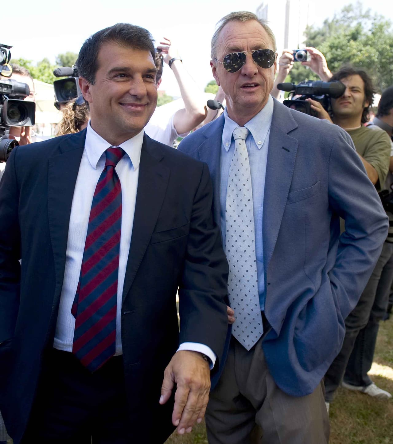 Pero Cruyff, aunque ya fuera de la institución, nunca dejó de ser personaje clave para el club. Ligado con Joan Laporta, cuando este se convirtió en presidente del Barcelona, el holandés fungió como su asesor.