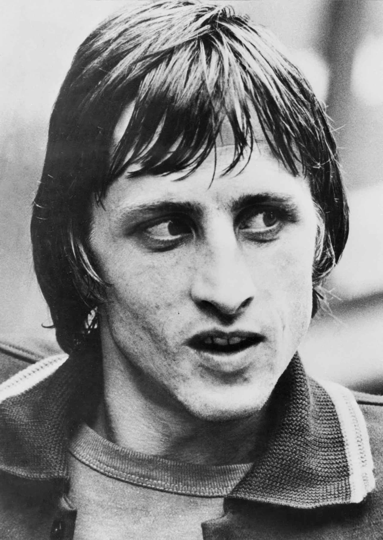 Hendrik Johannes Cruijff, mejor conocido como Johan Cruyff, nació en Ámsterdam, Holanda el 25 de abril de 1947, de orígenes humildes pero ligado al fútbol muy chico, pues se dice que su madre trabajó en el área de limpieza del club Ajax y en ocasiones él la acompañaba y le ayudaba, aunque el balón pronto llamó la atención de ese chico flaco que algunos entrenadores no veían como con futuro para este deporte.