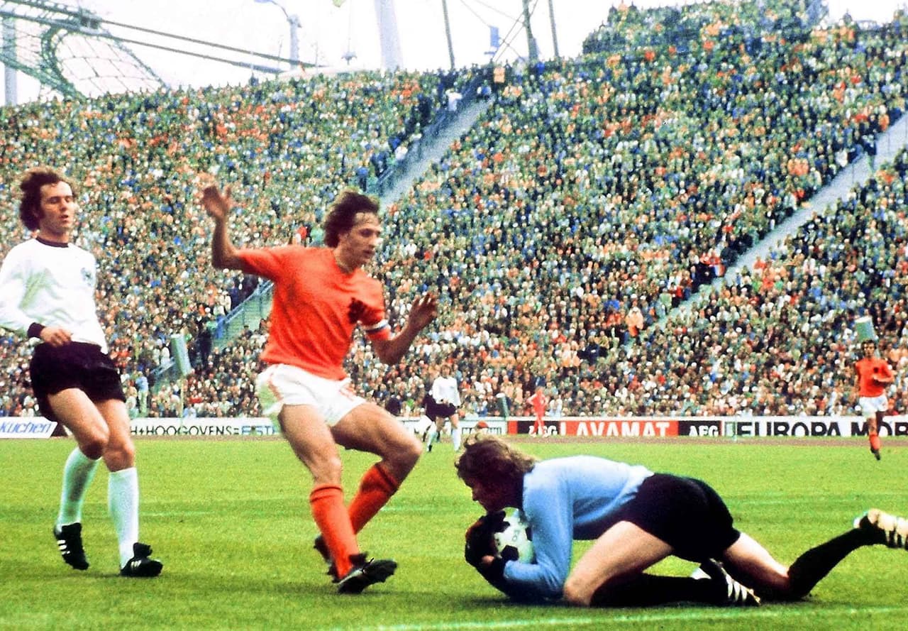 La cereza en el pastel para ese Mundial no pudo llegar para Holanda y Cruyff, pues en la final cayeron ante el anfitrión Alemania por 2-1 pese a que los holandeses abrieron el marcador apenas al minuto 2 con un penalti cometido sobre Cruyff que Neeskens marcó. También acudiría a la Eurocopa de 1976, donde logró un tercer lugar con Holanda, pero rechazó disputar el Mundial de 1978.