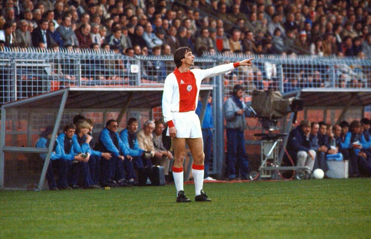 En 1980, con 34 años, decidió volver al Ajax, con el que levantó dos Eredivisies y una Copa en un par de campañas, pero las polémicas que lo acompañaron a lo largo de su carrera no faltaron. Diferencias con la directiva causaron que no le ofrecieran un tercer año de contrato y Cruyff fichó por el rival Feyenoord, con el que a sus 36 años sorprendió a todos al ganar Liga y Copa, además de ser nombrado Mejor Jugador de la Eredivisie.