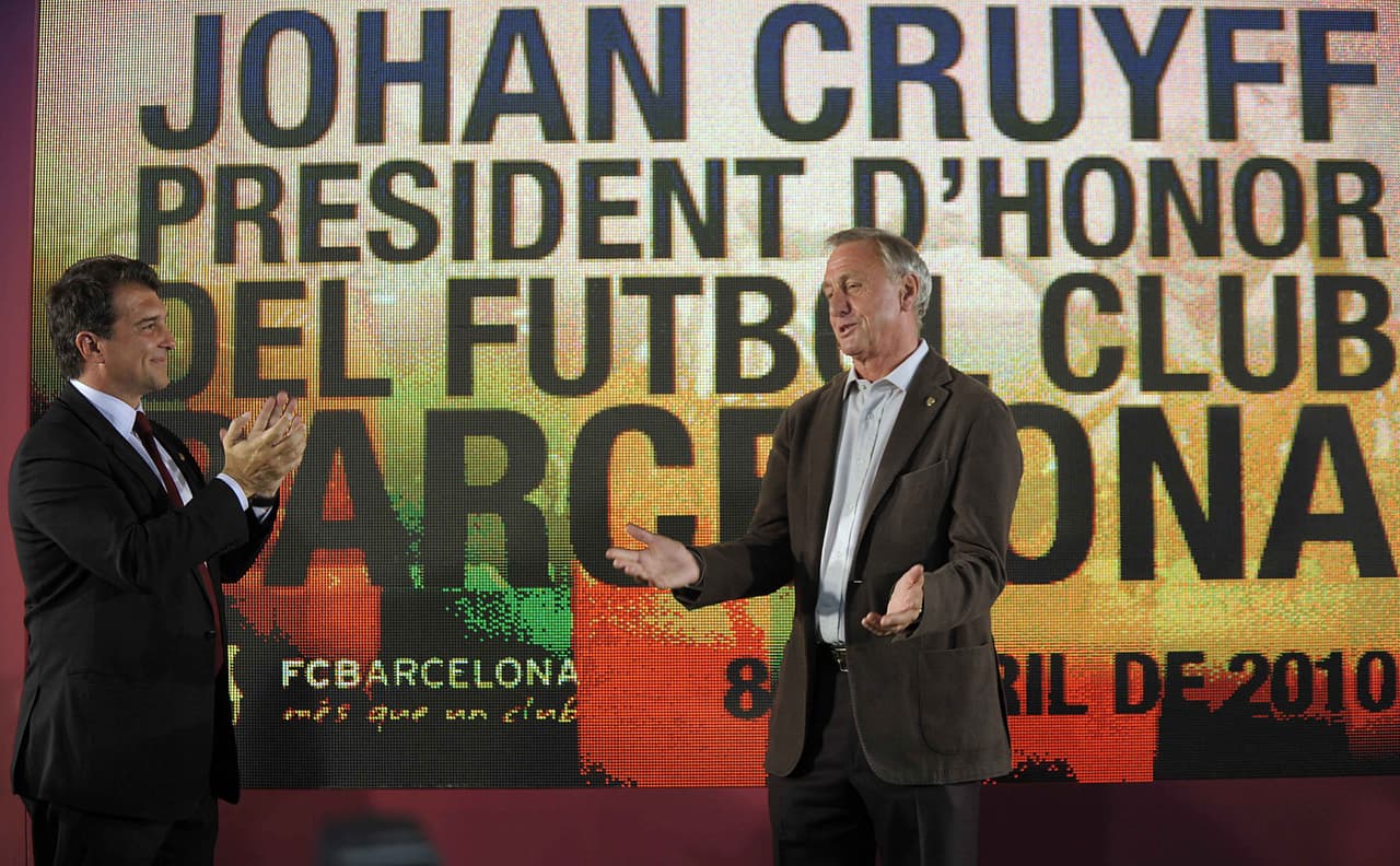 Antes de que Laporta dejara su cargo, se encargó de nombrar a Cruyff presidente de honor del Barcelona, cargo similar al que en su momento tuvo Alfredo Di Stéfano con real Madrid.