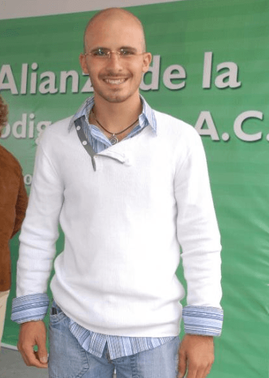 Actualmente se encuentra alejado de la televisión y los escenarios.