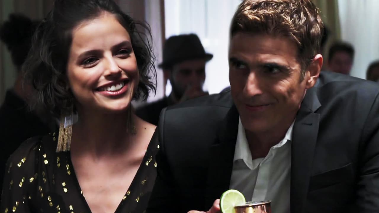 A pesar de todos los lujos, fruto del trabajo de su madre, Josiane siempre se sintió avergonzada de ella. Durante una cena de gala, para evitar que las vieran juntas, besó a 
<b>Régis Montovani</b>, sin saber que el reconocido galán formaría parte de su plan para acabar con la misma María de la Paz.