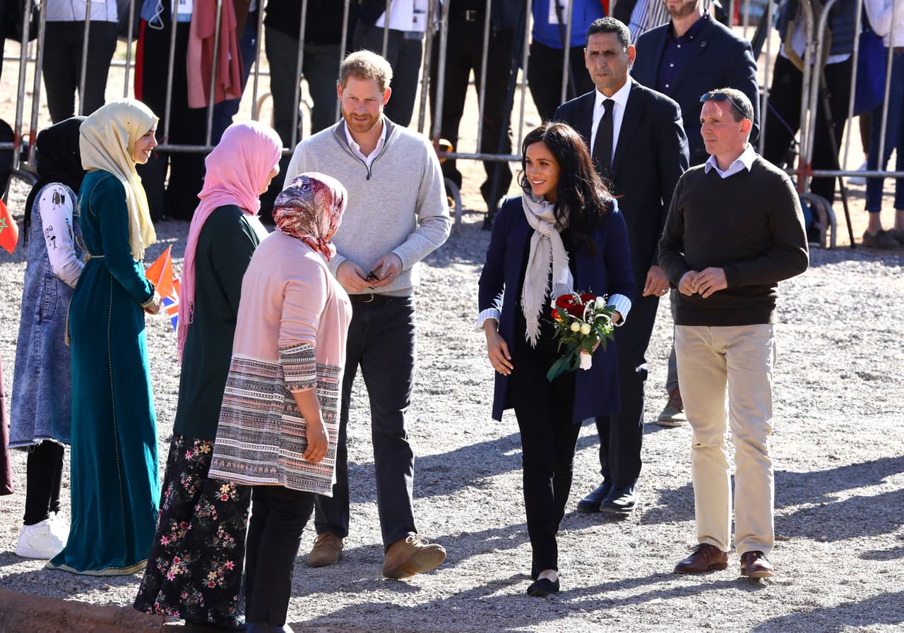 “¿Cuál es el punto de la realeza, sino que podamos celebrar a su bebé real en una orgía británica totalmente loca de banderines, botellas abiertas y botines tejidos? Dos o tres días después simplemente no será lo mismo”, escribió Moir.