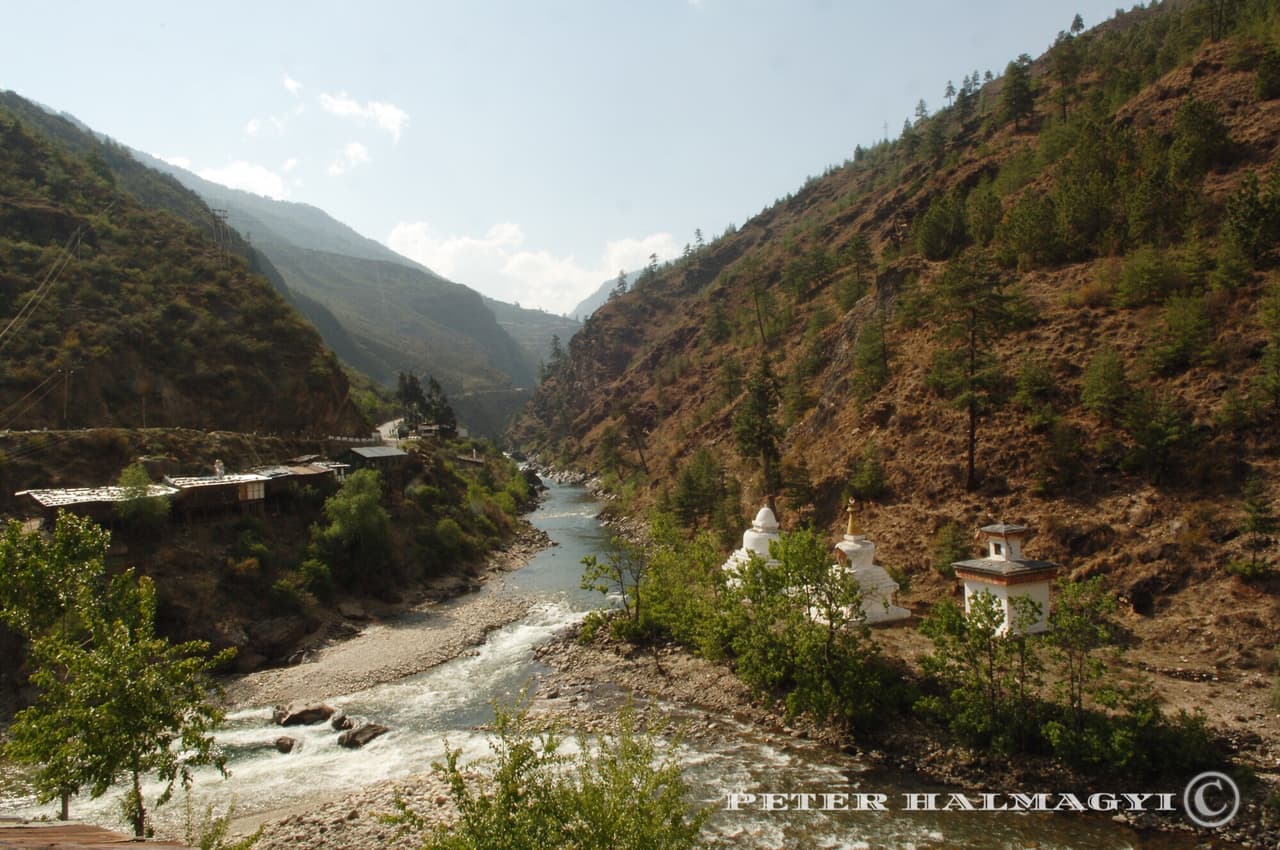 También, a través de la producción sostenible de energía hidroeléctrica ‘cosechada’ de sus ríos, el país exporta esta energía renovable a otros países. En la actualidad, exportan la cantidad equivalente a compensar 6 millones de toneladas al año, lo que para 2020 equivaldría a 17 millones de toneladas.