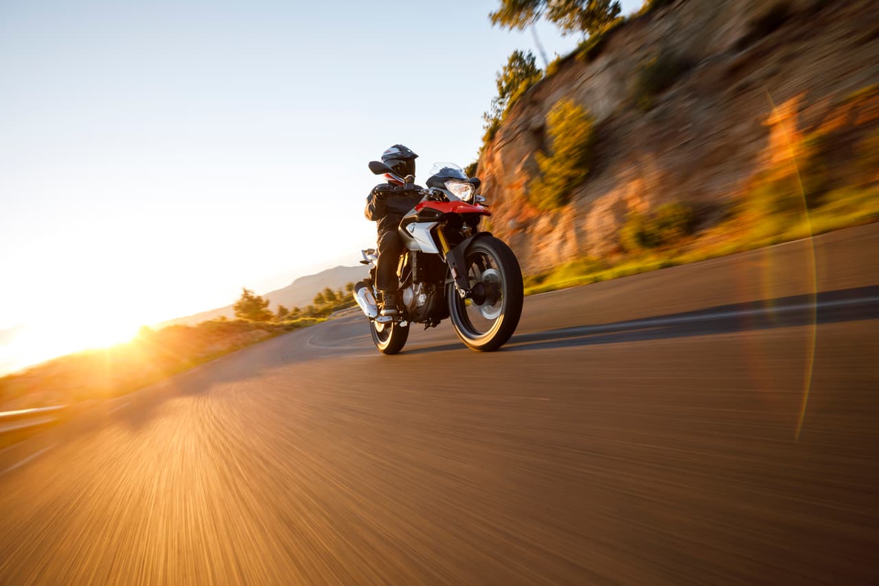 Esta cuenta con un
<b>motor mono cilíndrico de 313cc</b> capaz de producir hasta
<b> 33.5 caballos de potencia @9,500 RPM</b> y
<b>20.7 lb-pie de torque @7,500 RPM</b>.