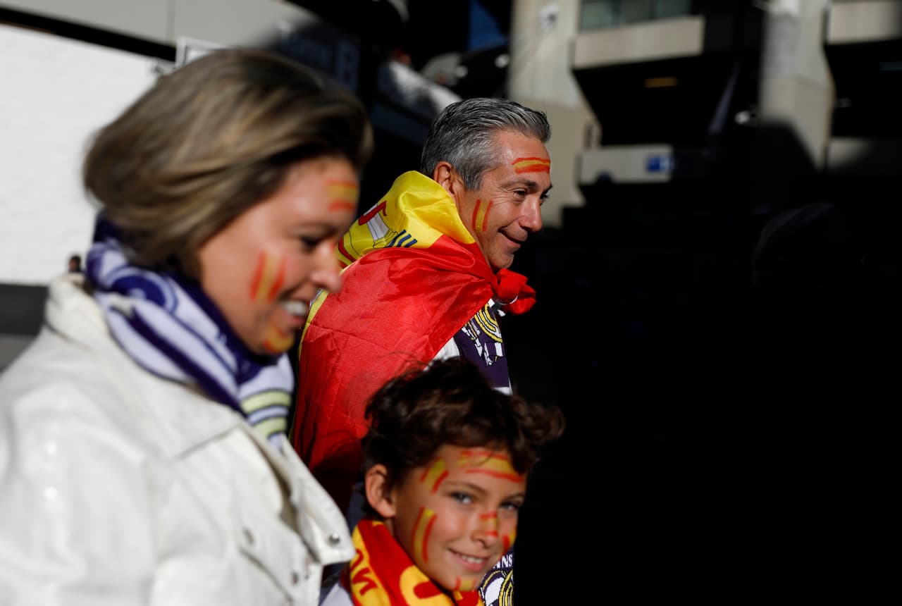 Madrileños, catalanes, extranjeros, en familia, con amigos, todos llegaron con el buen ánimo al estadio de Chamartín para vivir un Clásico Real Madrid-Barcelona más en la previa de la Navidad.