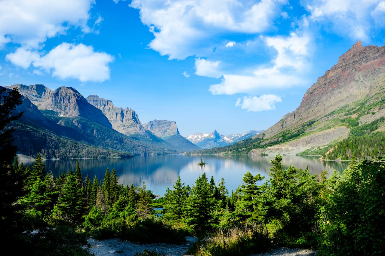 <h3 class="cms-H3-H3">2. Glacier National Park, Montana</h3>
<br>
<br>A este destino en la frontera norte del país se puede acceder pagando una pequeña tarifa para acceder a nadar, escalar 
<b>y pasar una día de caminata inolvidable de la mano del guardabosques del lugar. </b>
<br>