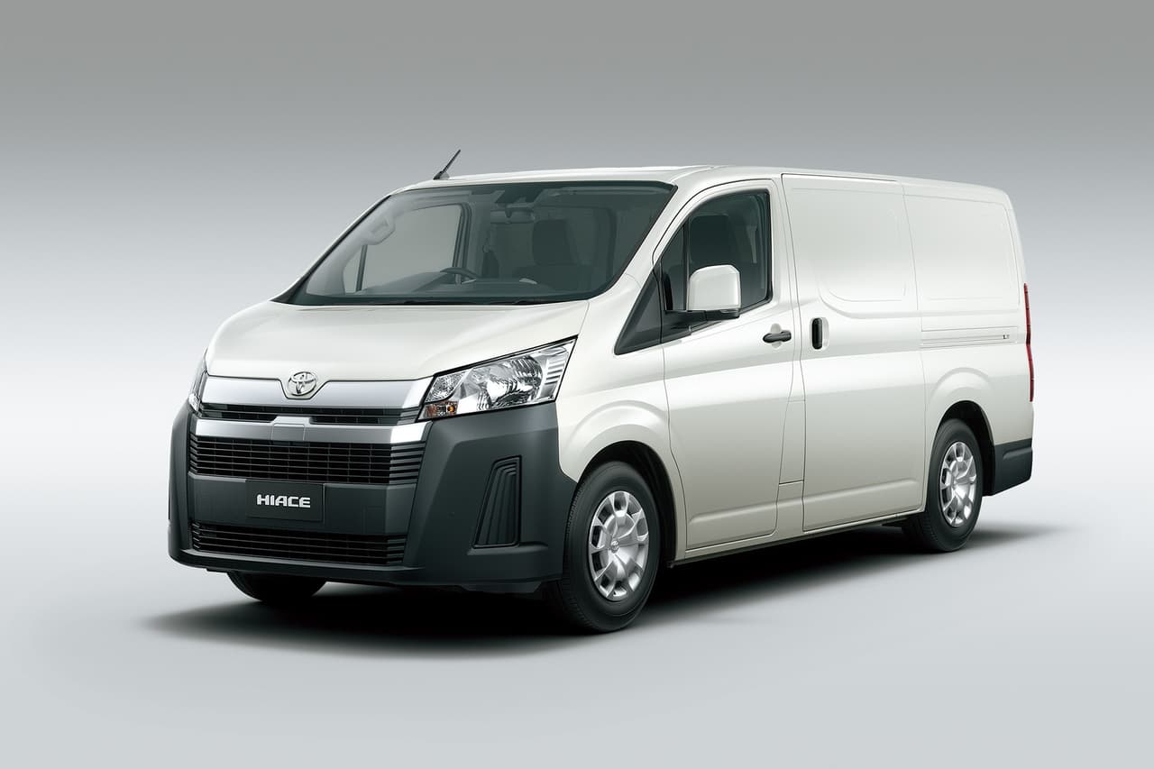 <h3 class="cms-H3-H3"><b>Toyota Hiace</b></h3>
<br>
<br>La Toyota Hiace es una furgoneta que en México es utilizada para todo tipo de trabajos y es versátil tanto para pasajeros como para cargamentos. En Estados Unidos, lo más cercano podría ser una Sienna, aunque obviamente su enfoque es muy diferente. En su variante para pasajeros, la Hiace acomoda hasta 12 personas y es motivada por un motor de seis cilindros con la capacidad de producir 273 caballos de fuerza y 259 lb-pie de torque. 
<br>