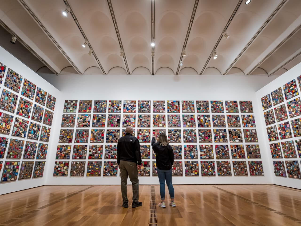 <b>High Museum of Art</b>
<br>
<b>Sitio web</b>: 
<a href="https://high.org/">https://high.org/</a> 
<br>
<b><a href="https://maps.app.goo.gl/RZqESAjieTUczbEw5">Cómo llegar</a> </b>
<br>
<br>El High Museum of Art, el principal museo de arte de Atlanta, tiene más de 11.000 piezas, desde arte africano y popular hasta fotografía y arte decorativo. Explora la reconocida colección de arte histórico y contemporáneo, recorre exposiciones especiales y participe en una programación detallada. La entrada es gratuita el segundo domingo de cada mes de 12 p.m. a 5 p.m. Todo el personal militar activo y veteranos, más un invitado, entran gratis todos los días.