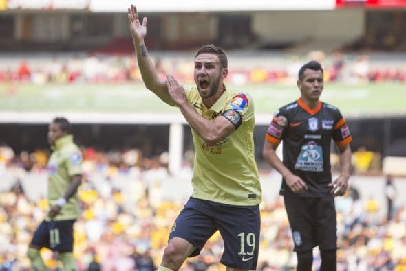 Con el Atalanta debió hacer pruebas en pretemporada pues no tenía contrato con el equipo, logró convencer al cuerpo técnico del conjunto italiano para que lo firmaran pero sólo participó en dos encuentros con el equipo y siendo cambio, así que se le presentó la propuesta por parte del América.