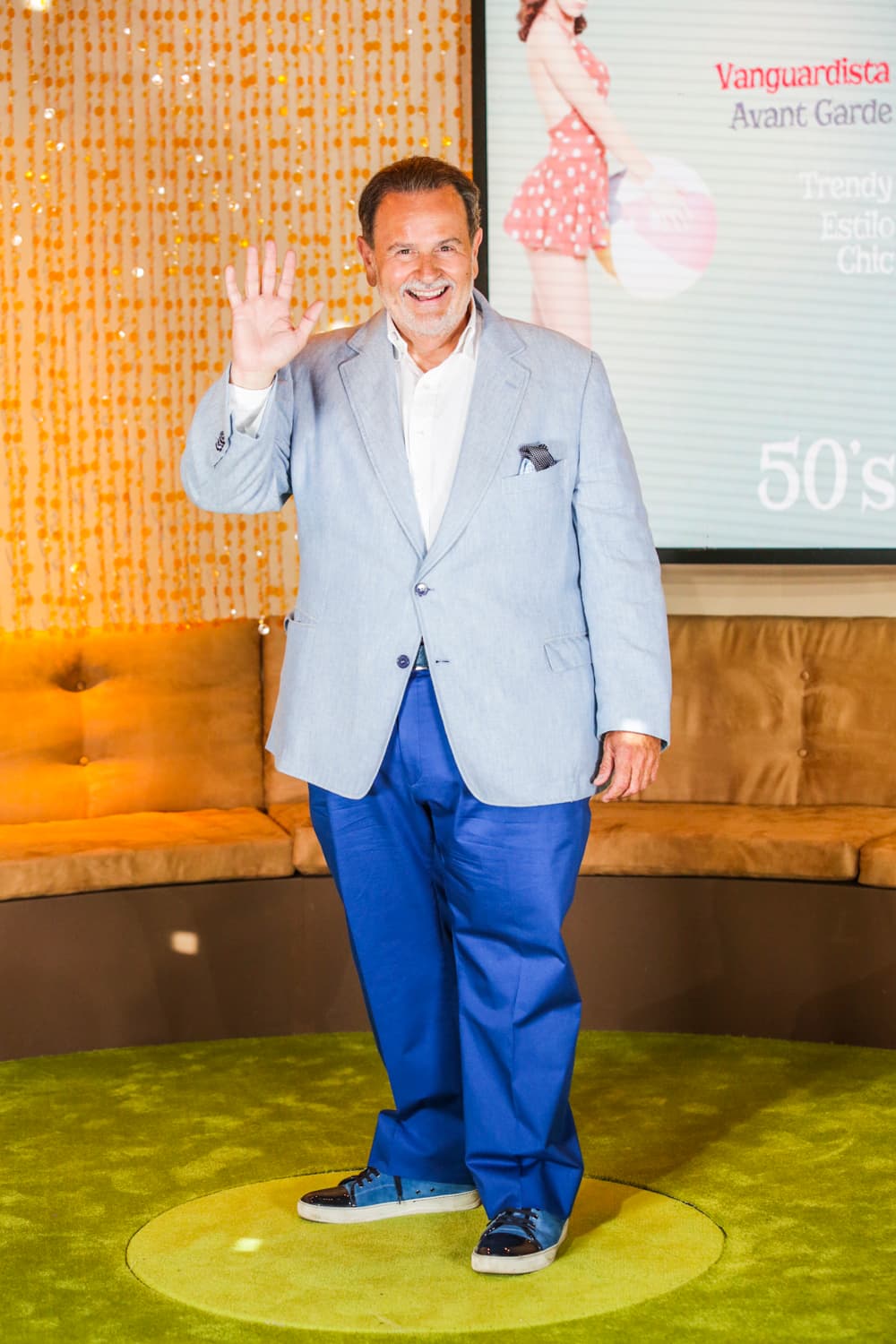 En 2016, Raulito us贸 estos pantalones azules mezclados con un jersey azul celeste. 驴Te gust贸 la combinaci贸n?