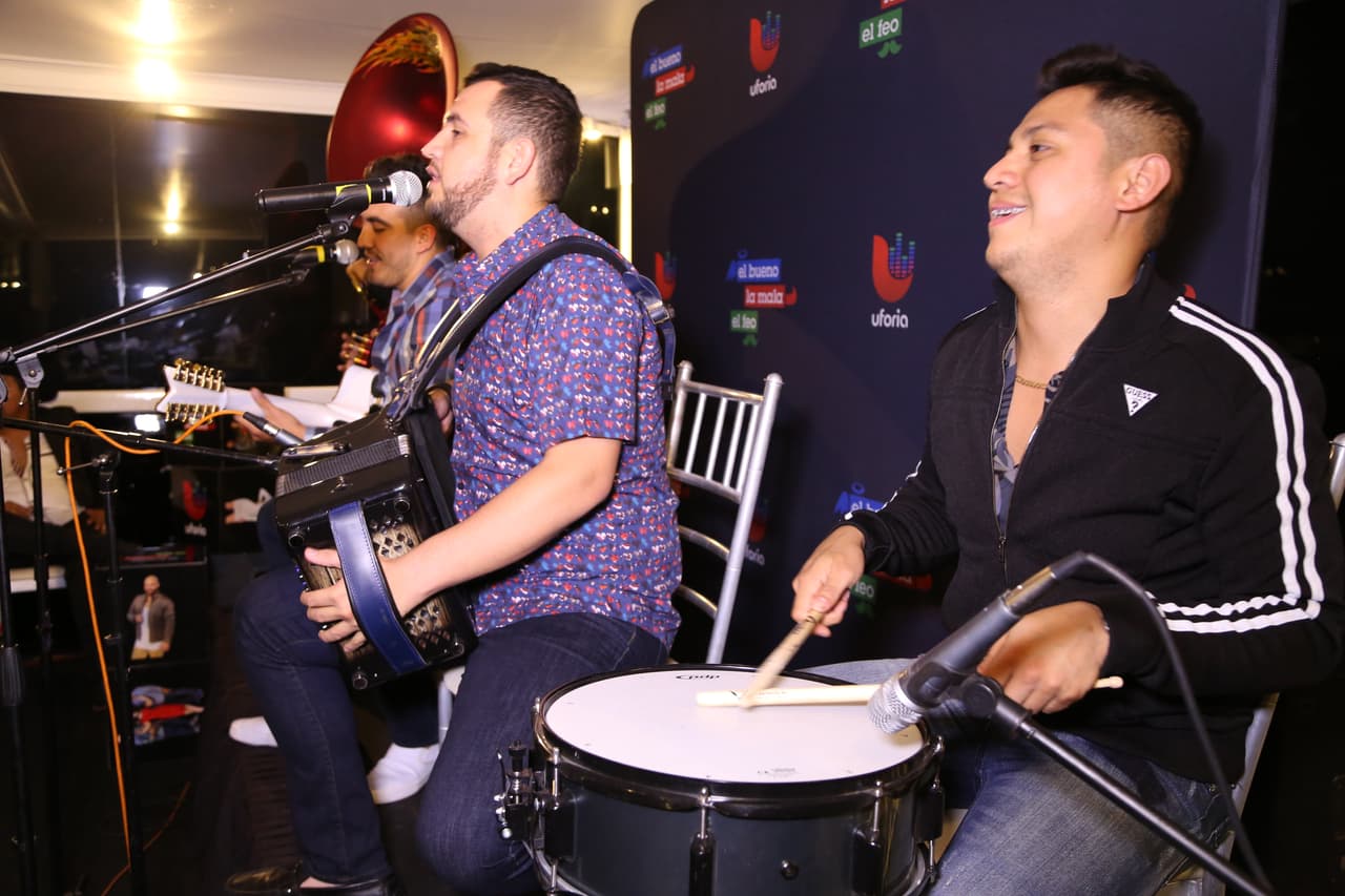 Raúl 'El Pelón', Carla Medrano y El Feo premiaron a sus oyentes con una noche inolvidable al lado de Calibre 50 en un bote privado.