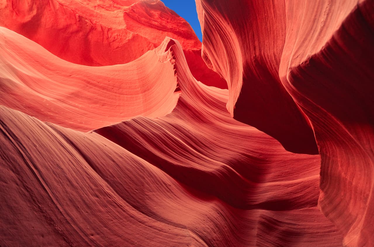 <b>Cañón del Antílope, Utah</b>
<br>
<br>Formadas por la erosión de la piedra arenisca, las estrías curvas en las rocas rojas forman un paisaje realmente inusual. Este pintoresco lugar no está tan lejos como parece: para llegar en auto solo toma unas cuatro horas y media desde Las Vegas, seis de Albuquerque u ocho de Salt Lake City.
<br>