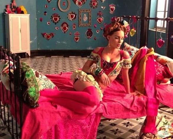 Y hasta rindiendo un homenaje a Frida Kahlo se mira divina.