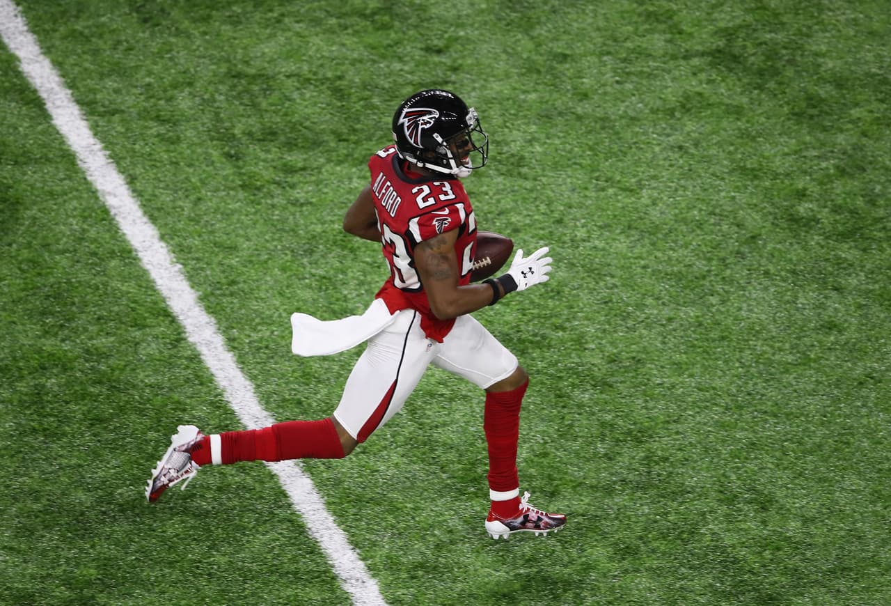 Alford se fue corriendo por todo el campo para anotar el tercer touchdown del partido.