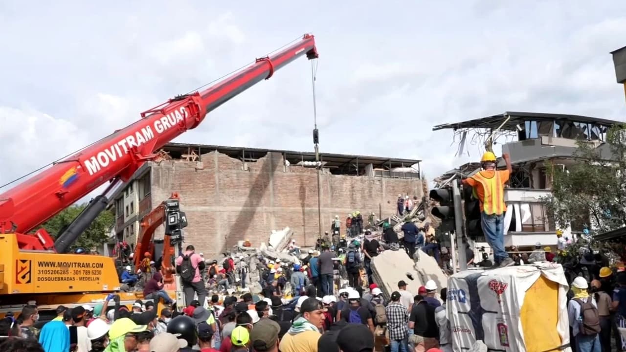 "¿Usted cree en los milagros?": En Pereira, Colombia, luchan por hallar vidas antes de las primeras 72 horas del sismo
