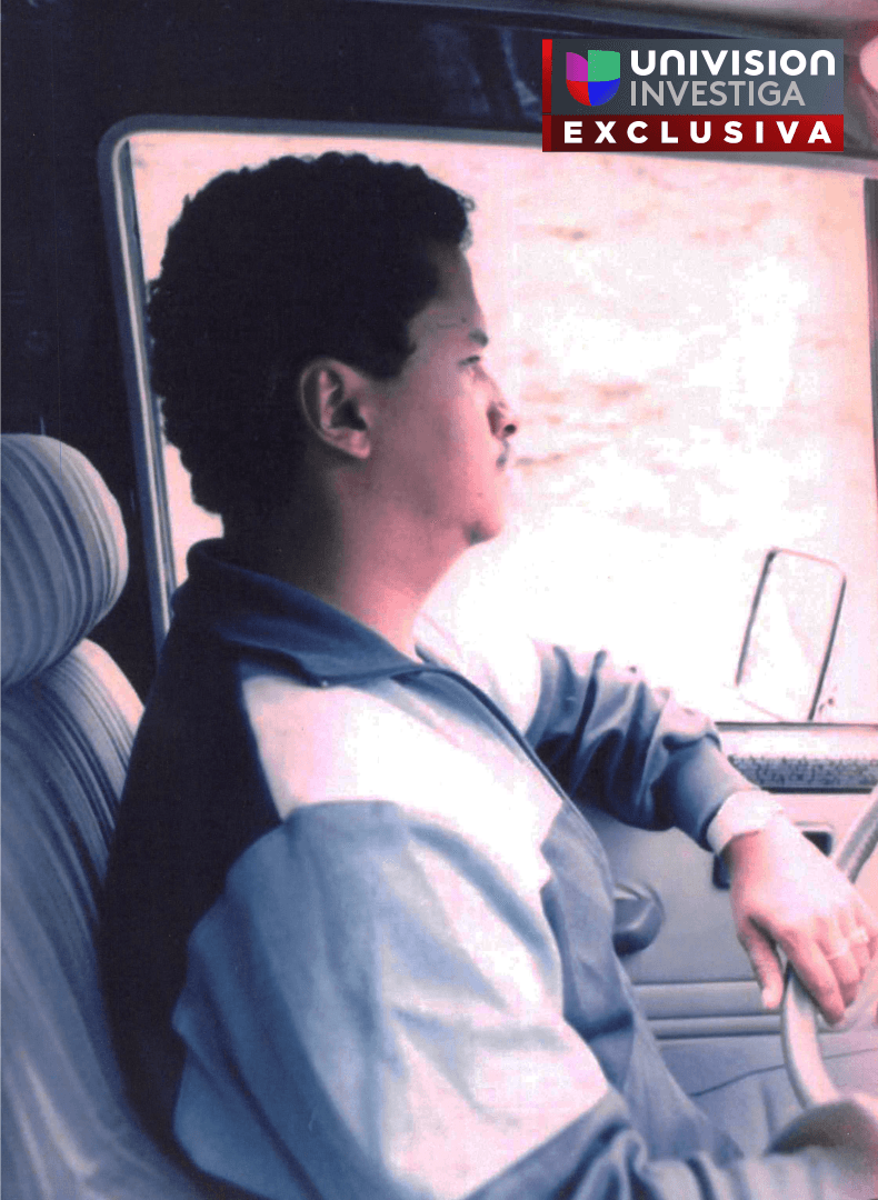 Dario Uzma conduce un vehículo Mitsubishi de la familia de Roberto Escobar Gaviria. La foto fue tomada por Nicolás Escobar. Uzma y Nicolás viajaron de Bogotá a Medellín transportando dos perros San Bernardo que Nicolás había comprado en Suiza.