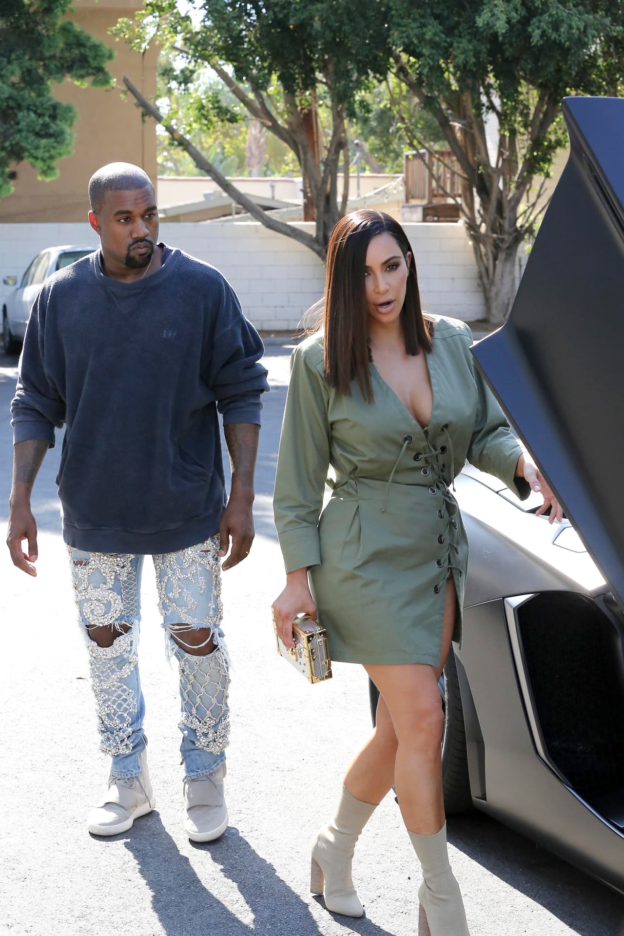 También llevó un bolso Louis Vuitton.