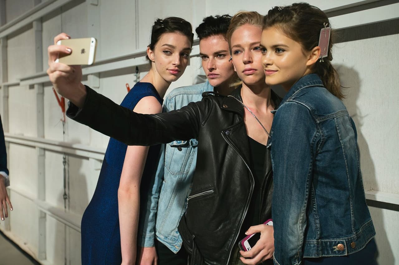 El nerviosismo no fue parte del 'Backstage' de Lela Rose, todas estaban súper contentas y las selfies no pararon. Diseñador Lela Rose. NYFW, Spring/Summer 2016 - 14/09/2015.