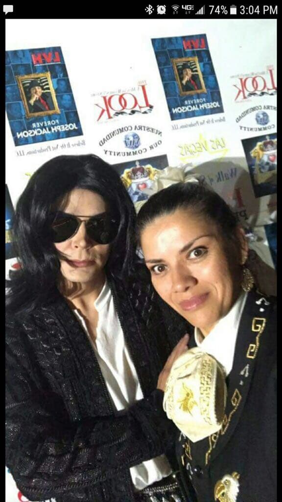 La foto del recuerdo de parte de una de las integrantes del Mariachi Imperial Azteca, grupo que puso a bailar a los invitados con temas como 'La bamba' y 'El mariachi loco'.