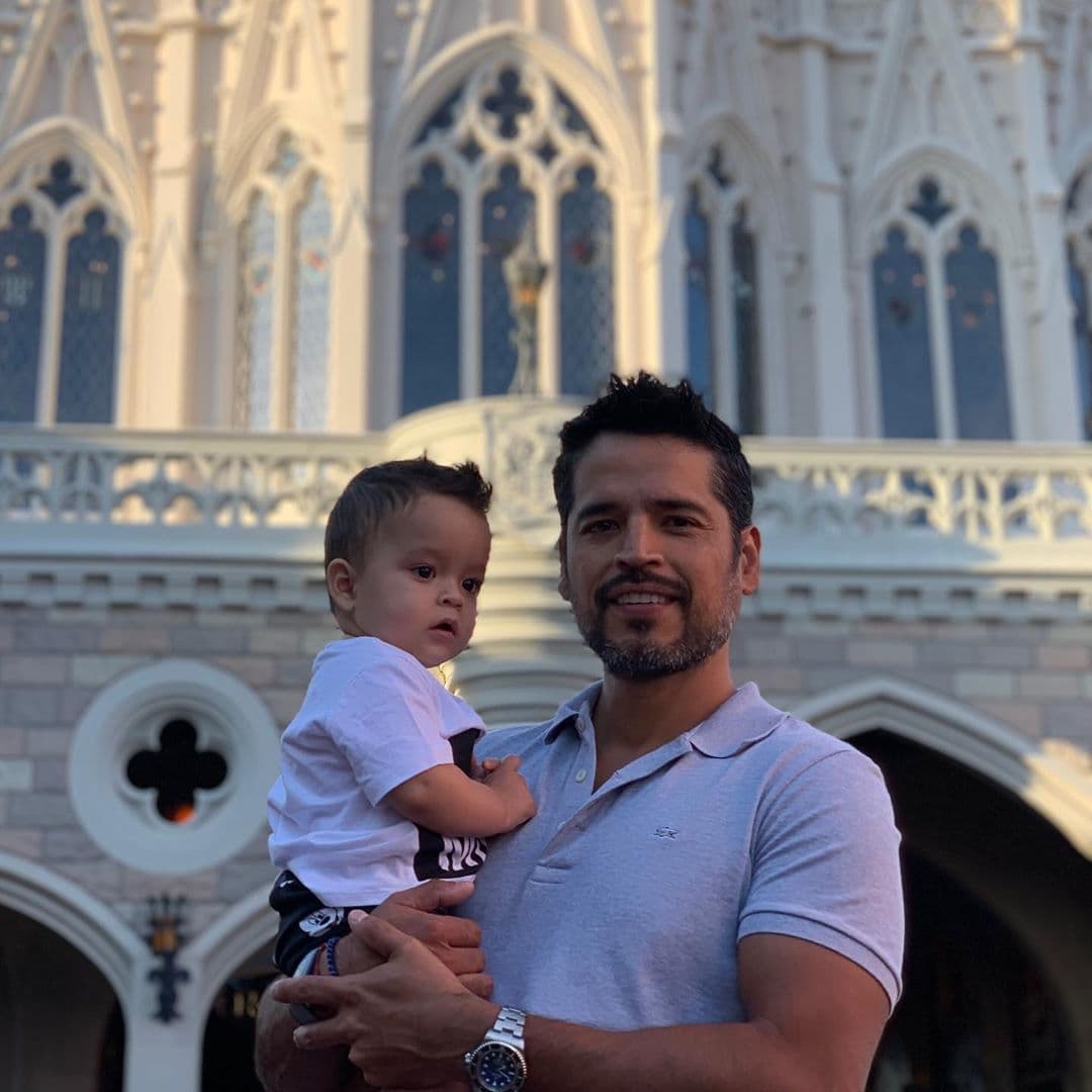 En las imágenes y videos que compartió la conductora en las plataformas digitales, Gael se veía feliz paseando en las atracciones del parque y por estar todo el tiempo en brazos de sus papis.