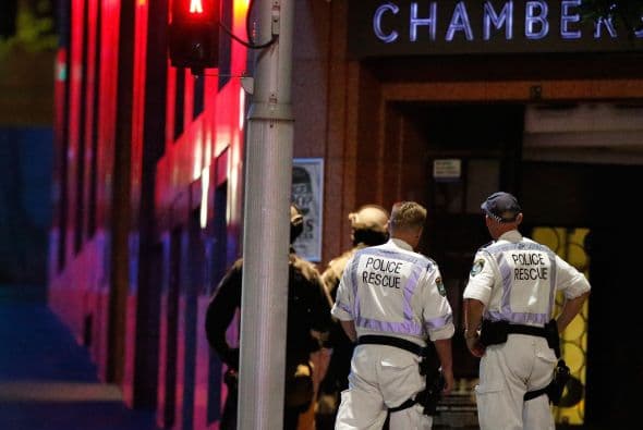 Tras 16 horas la policía australiana logró entrar por asalto en el café de Sídney donde un hombre armado tomó varios rehenes.