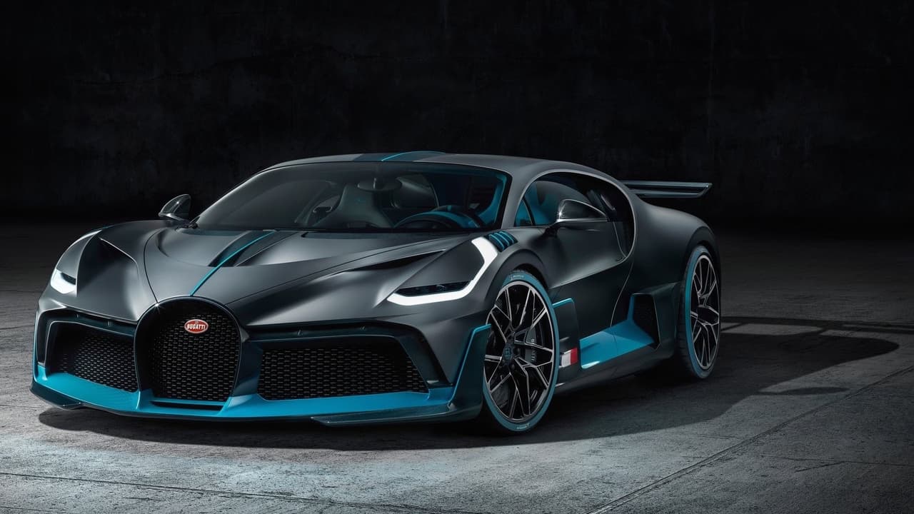 Bugatti puso un gran énfasis en el comportamiento aerodinámico del Divo. Las propiedades aerodinámicas del modelo fueron acentuadas por trabajo en los detalles, la tapa frontal por ejemplo contiene entradas de aire que reducen el área plana del vehículo y mejoran el flujo del aire al frente del vehículo mejorando su su 
<b>eficiencia aerodinámica</b>.