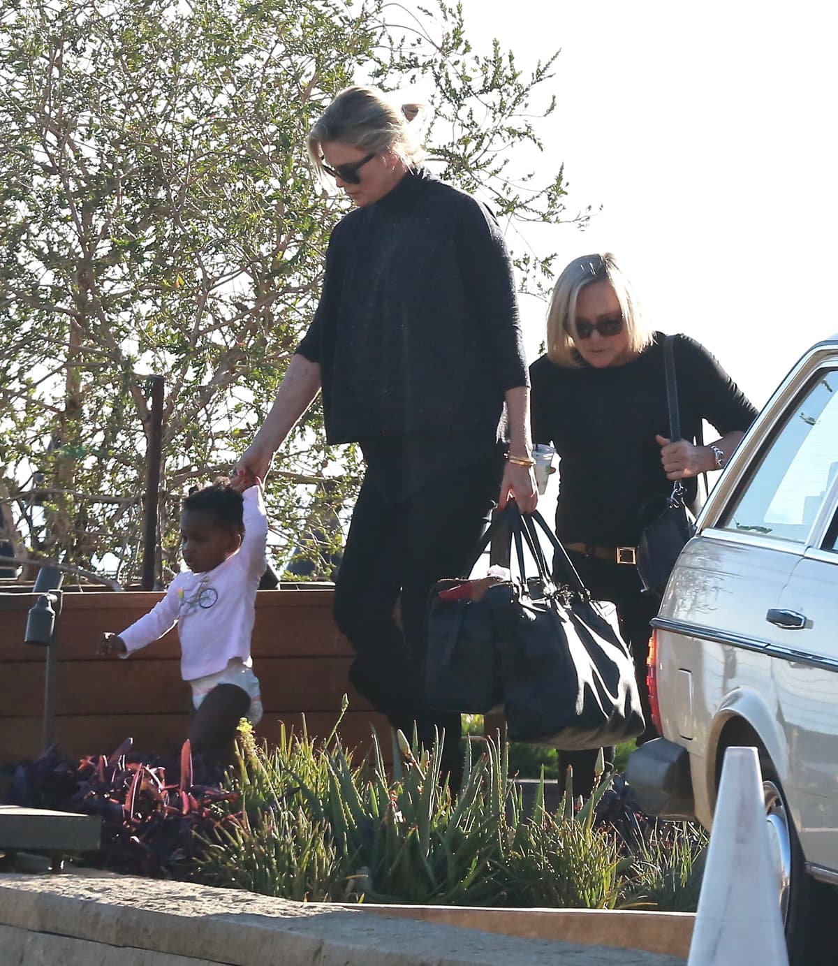 Charlize estaba muy atenta a la más reciente adición a su familia.