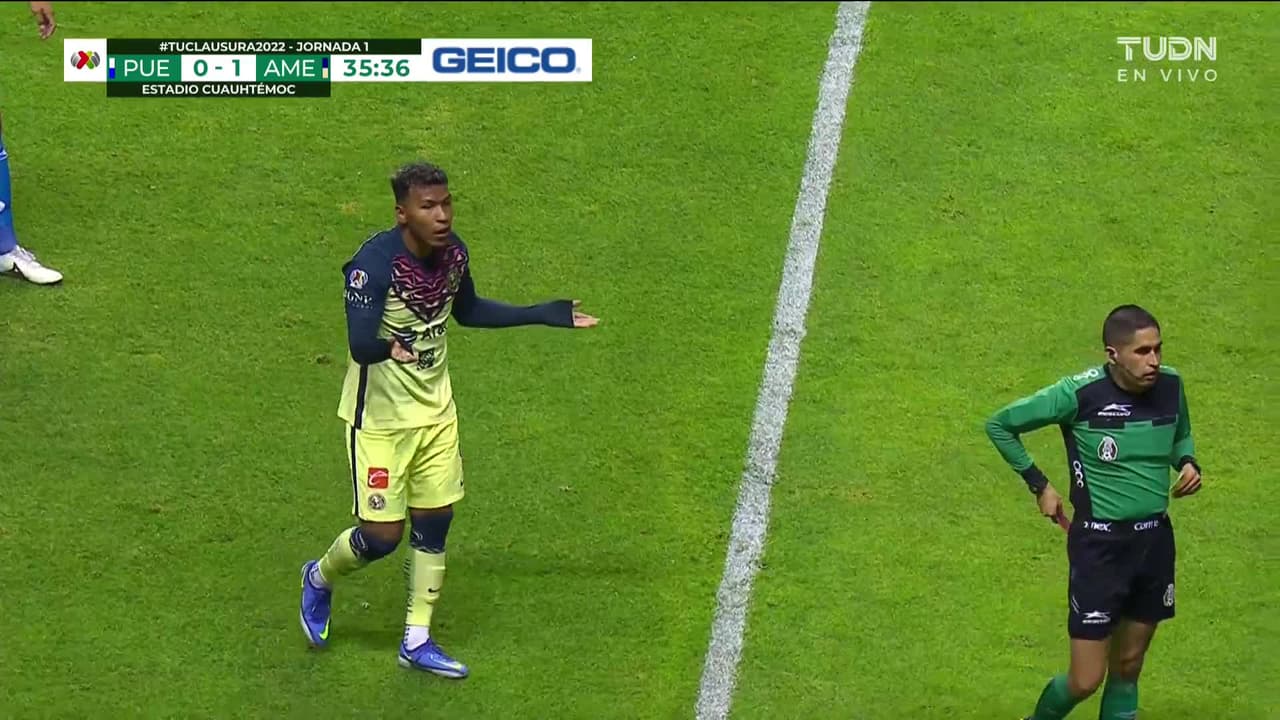 ¡Tarjeta Roja! Roger Martínez recibe la segunda amarilla y se va del juego.