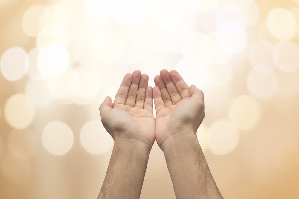 Una cadena de oración es una manera de compartir pedidos, súplicas y compromisos de oración con otras personas, independientemente del lugar donde se encuentren. Es una manera de ayudar a otra persona en el dilema que están pasando.