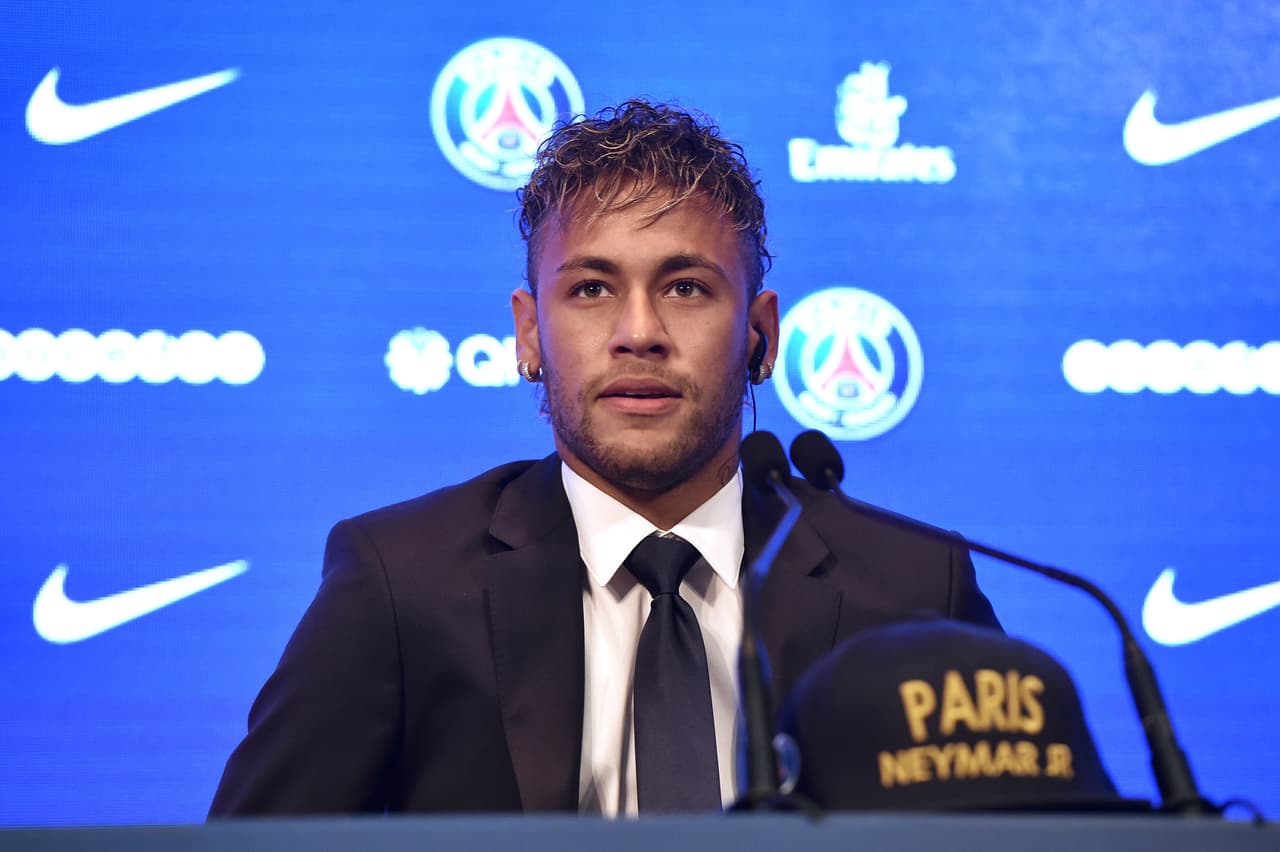 Neymar hizo su primera aparición como nuevo jugador de París Saint-Germain, que tras pagar 222 millones d eeuros lo convirtió en el fichaje más caro de la historia. Todo esto, en medio de la expectativa y alegría de los fanáticos.