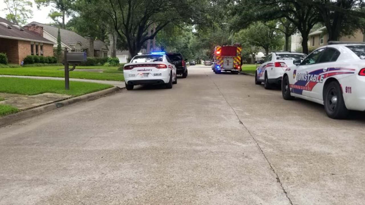 Hallan a niña de 3 años inconsciente en una piscina y la hospitalizan en estado crítico