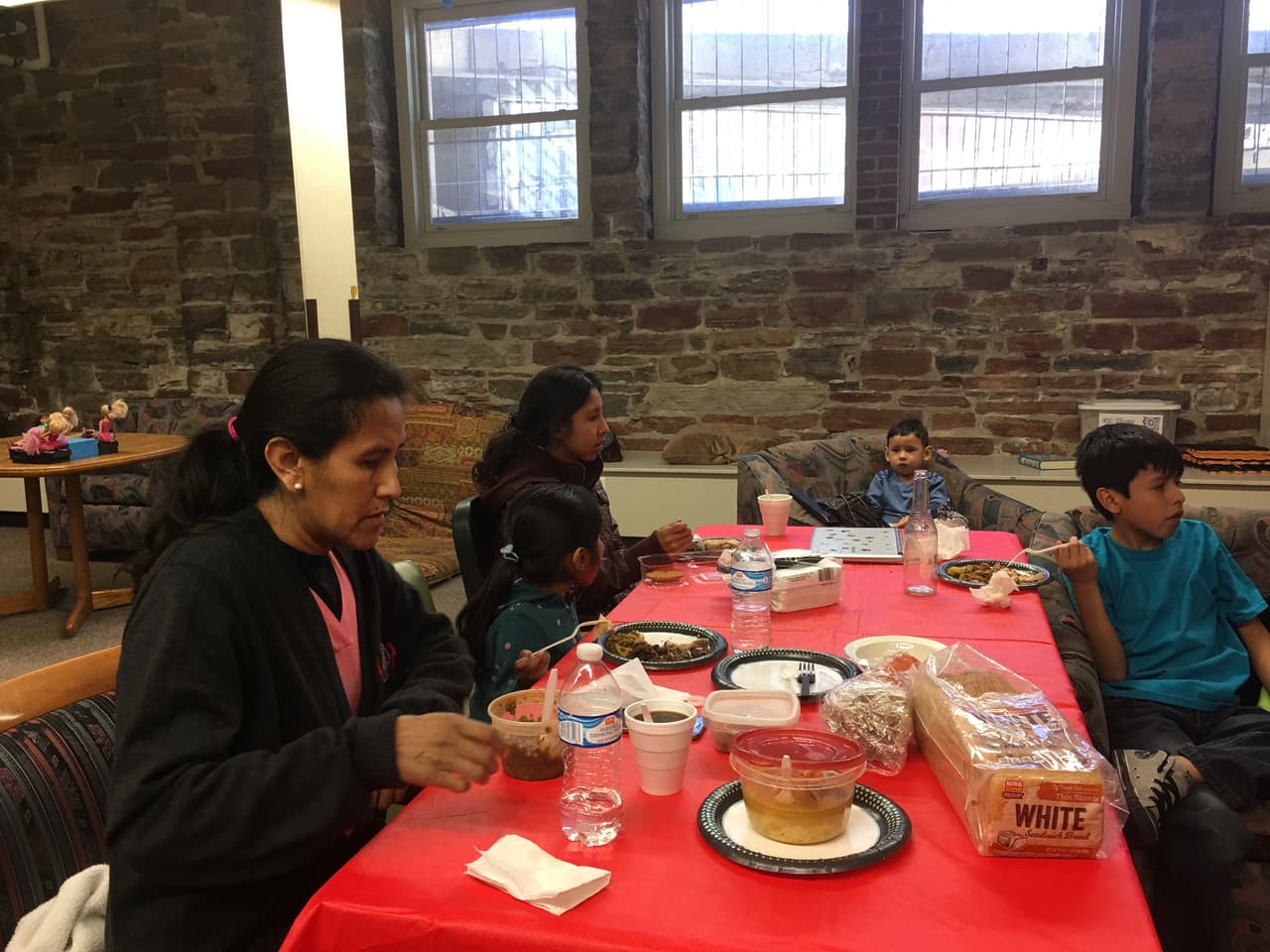Vizguerra –acompañada de tres de sus cuatro hijos y de su nieto– almuerza en el salón contiguo a su cuarto. (Patricia Vélez/Univision Noticias)