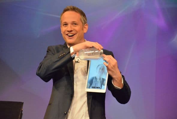 En un giro de 180 grados, vertió líquido sobre su iPad y este comenzó a traspasar la pantalla. Un acto que está fuera de nuestro entendimiento.