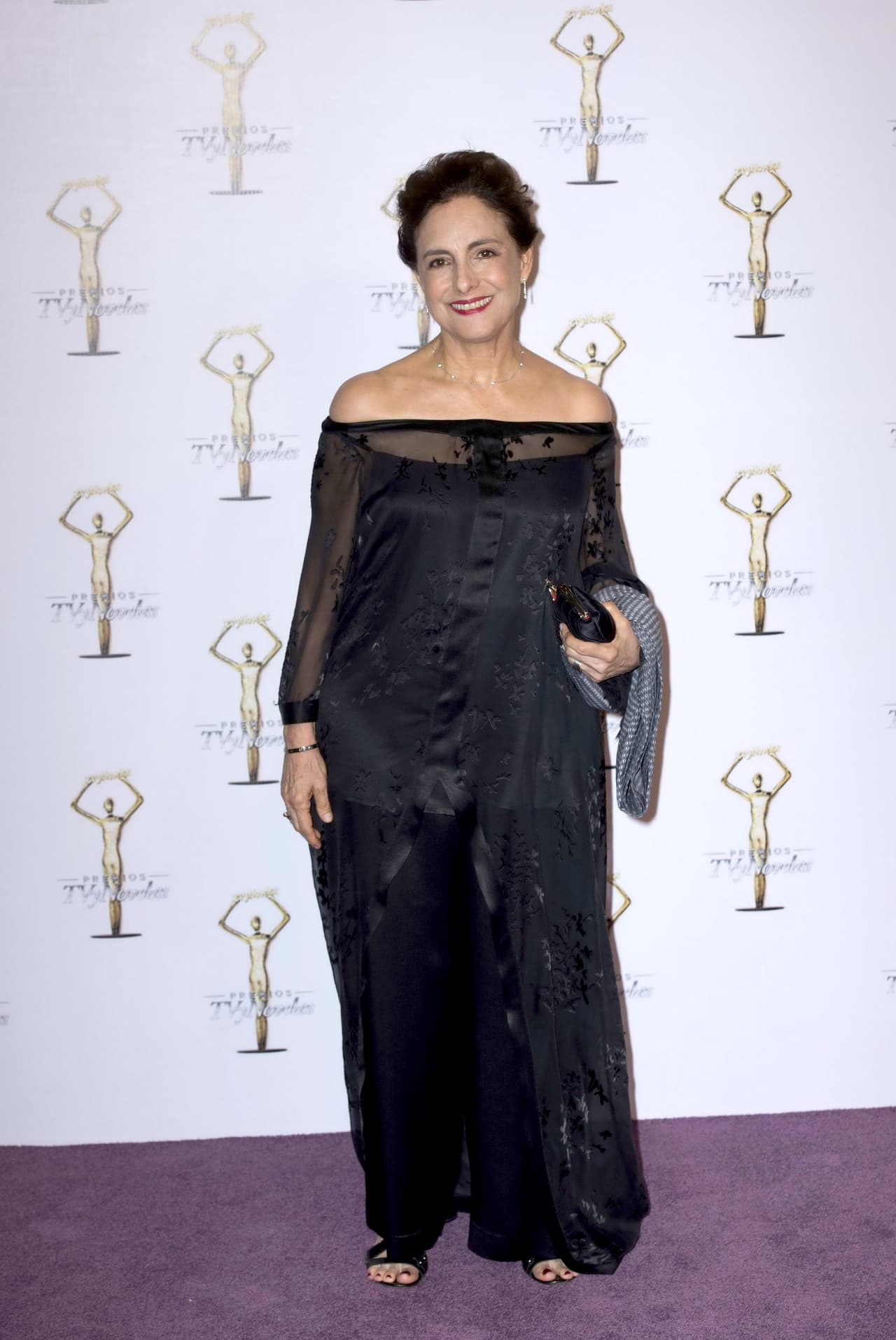 La primera actriz 
<b><a href="http://www.univision.com/temas/diana-bracho">Diana Bracho</a></b> dio muestra del buen gusto yl la sencillez con este vestido negro.