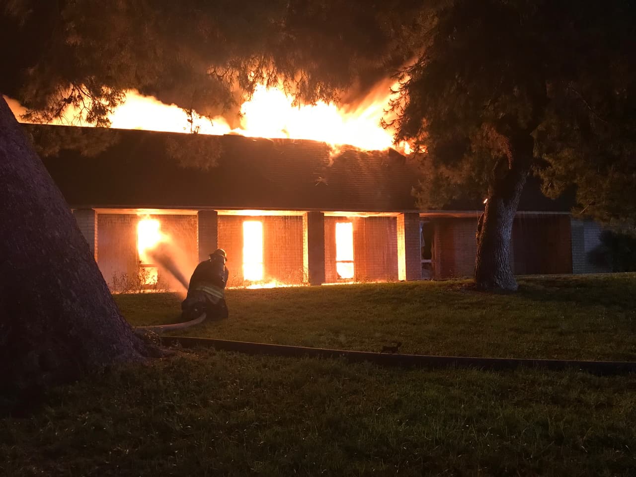 Después de la medianoche, las llamas ardían a través del techo de la iglesia, provenientes del interior del edificio.
<br>