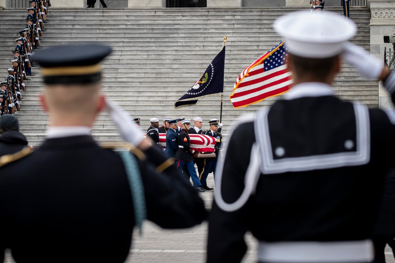 Los uniformados hicieron el saludo militar a Bush padre, veterano de guerra, mientras su urna era llevada hasta el carro fúnebre en el que sería trasladado a la Catedral Nacional. Allí se celebraron los últimos actos de Bush en Washington DC.