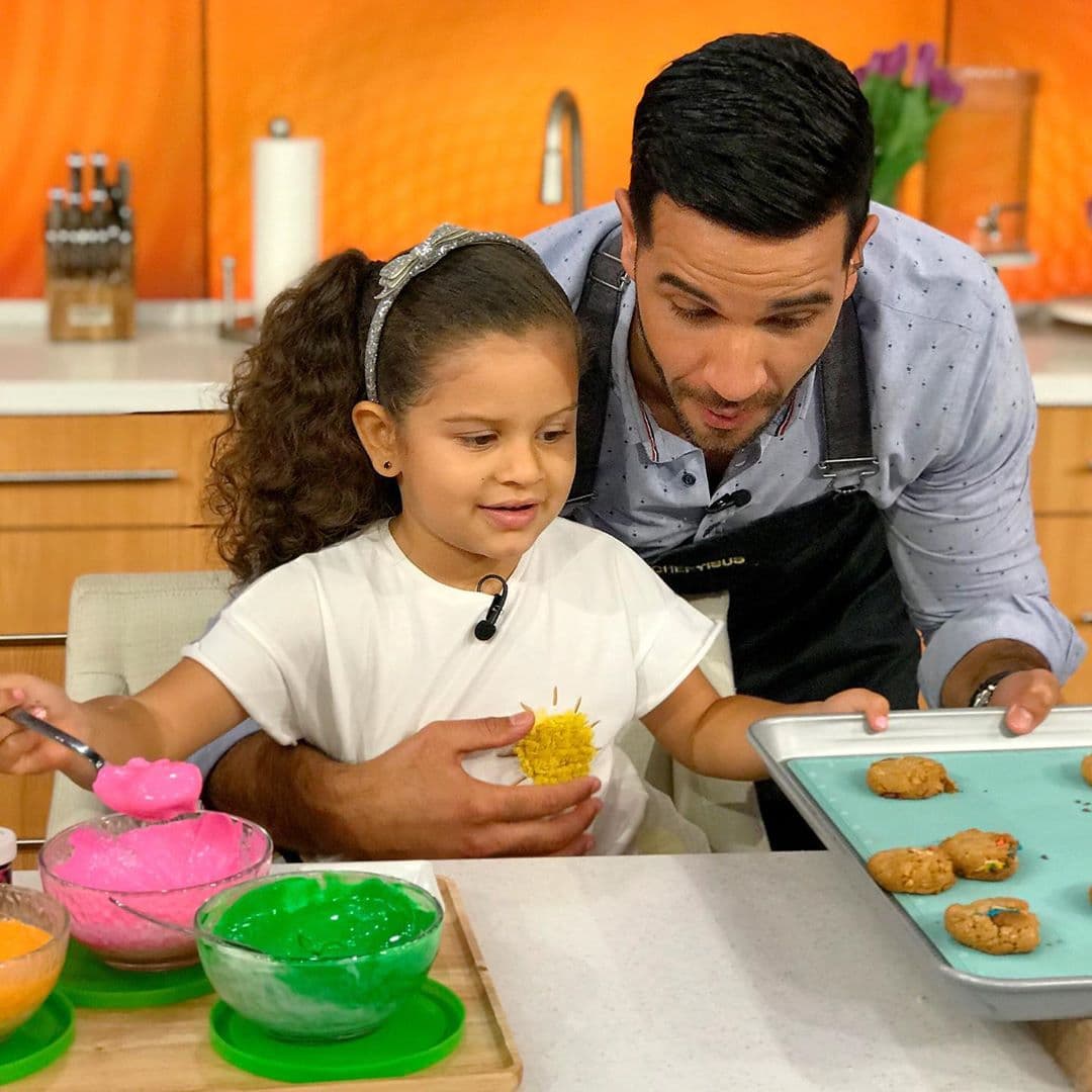 Juntos prepararon exquisitos postres especiales para el público más chico del show: 'yogurt parfait' y galletas de cereal.