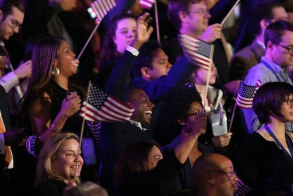 Al ritmo de canciones como "Love Don't Come Easy" y ondeando banderines estadounidenses los seguidores más fieles del presidente demócrata empezaron a bailar al son de la música después de que las cadenas de televisión pronosticasen la victoria de Obama.