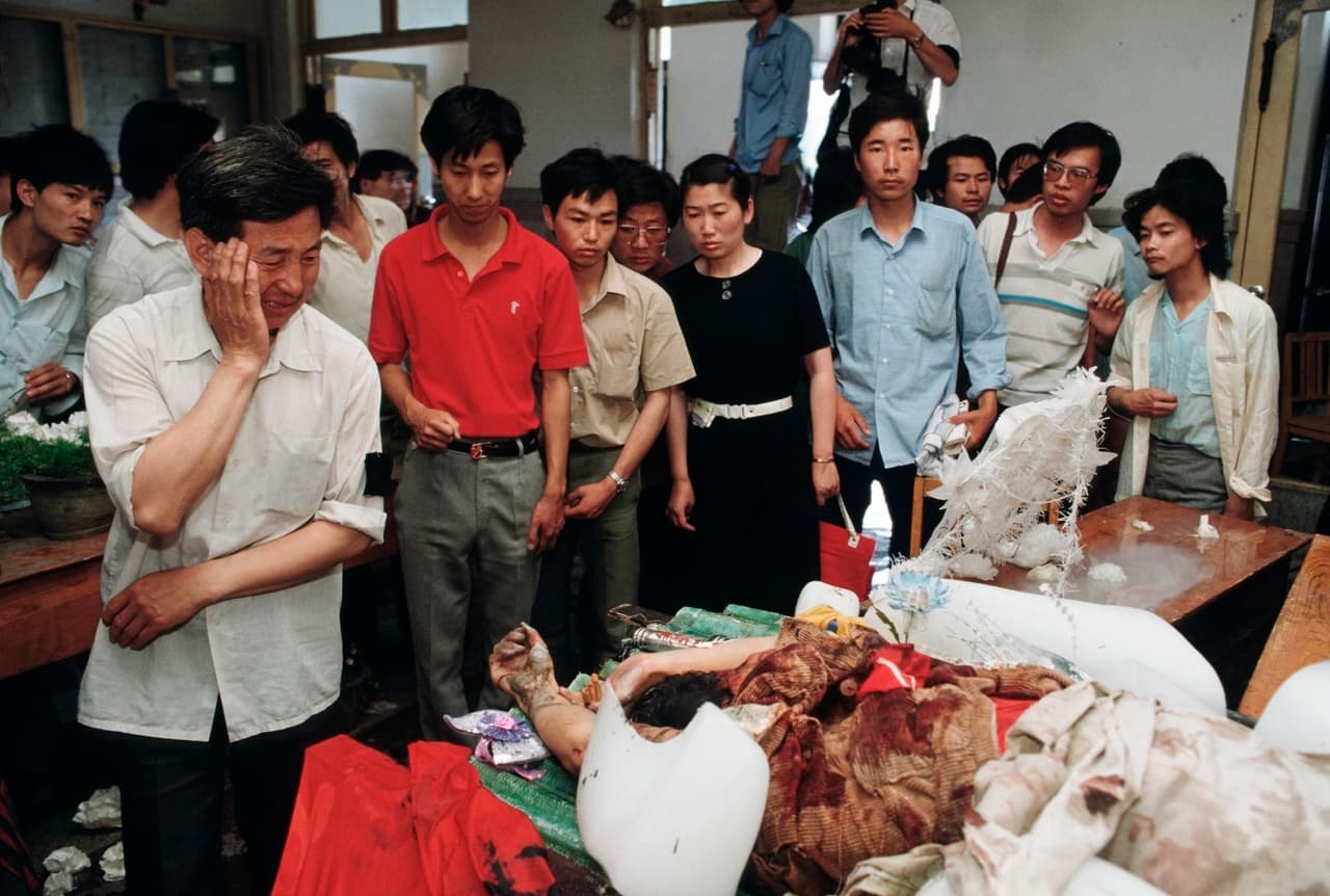 Algunos calculan que el número de muertos está entre los 1,500 y 4,000, y al menos 10,000 personas resultaron heridas. Esta fotografía muestra un cuerpo sin vida en una morgue temporal instalada después de los sucesos.