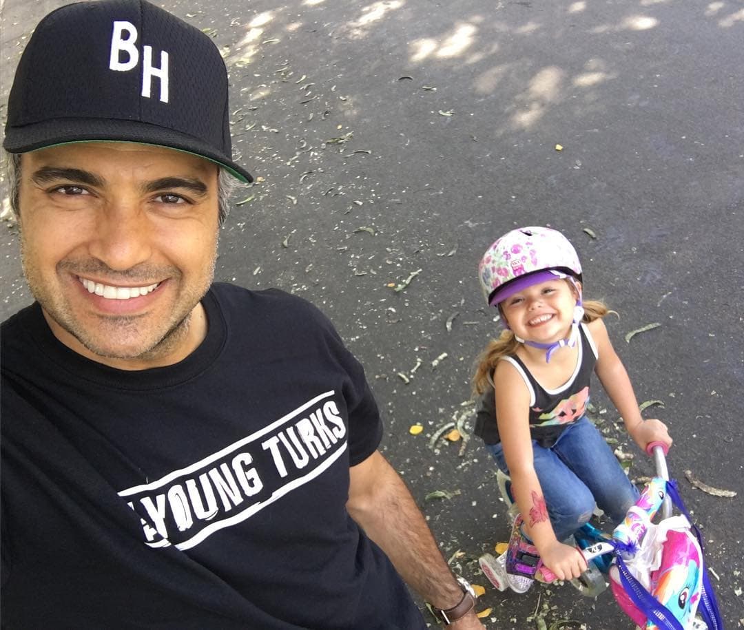 <b><a href="http://www.univision.com/temas/jaime-camil">Jaime</a></b> le enseñó a Elena a andar en bicicleta, por lo que a veces pasan tardes enteras recorriendo las calles de Nueva York, siendo esta pequeña la mejor compañía del guapo actor.