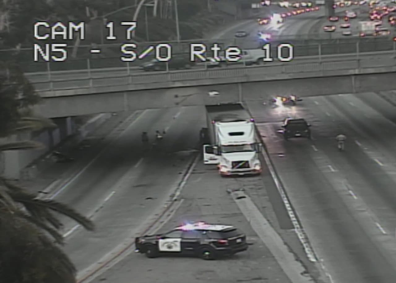 Autoridades ordenaron el cierre de la autopista 5 en dirección norte debido a un accidente mortal.