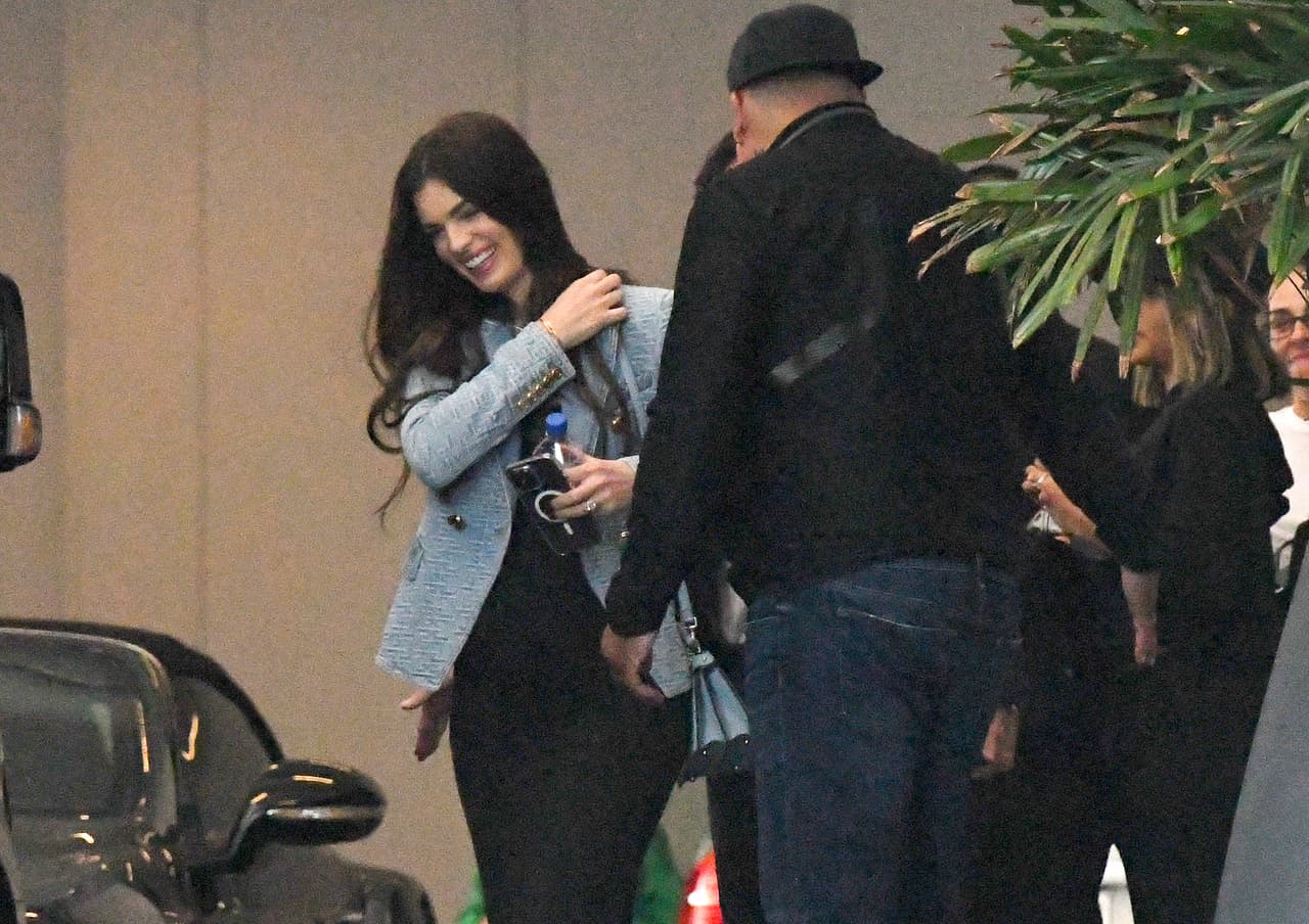 <b>Nadia y Marc se veían radiantes</b> y muy sonrientes durante el trayecto para subirse al vehículo.
<br>