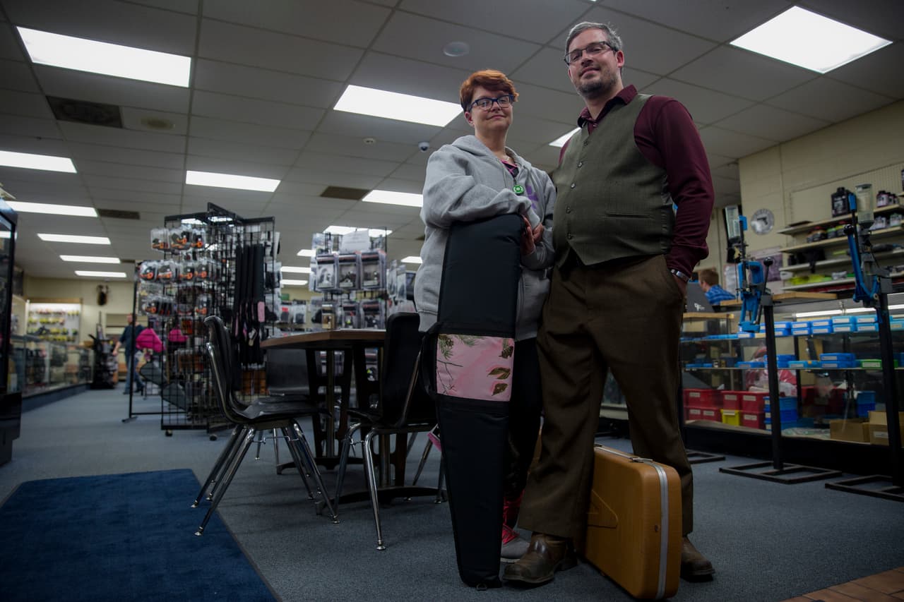 <b>Jody y Jason Jones – Macomb County, Michigan. </b>“Queremos tener el derecho de poseer armas y Hillary no iba a permitirlo”, dicen Jody y Jason Jones en una armería a las afueras de Detroit. Para estos cazadores de animales las armas son parte indispensable de su vida. “Compré otra arma antes de las elecciones porque tenía miedo de que fuera más difícil obtener una si Hillary ganaba”.