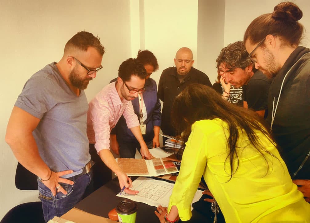 Aquí están en plena junta de trabajo para el diseño de los sets.