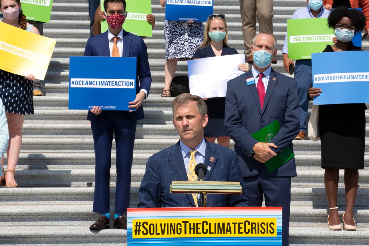 <b>Sean Casten</b> es un científico y promotor de energía limpia, según se destaca en su sitio web. Representa el sexto distrito del Congreso de Illinois, ubicado en los suburbios al oeste de Chicago. Sean actualmente es miembro del Comité de Servicios Financieros de la Cámara de Representantes, el Comité de Ciencia, Espacio y Tecnología, el Comité de Selección de Crisis Climática, y es copresidente de la Fuerza de Tarea de Cambio Climático de los Nuevos Dems.